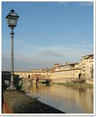 Galeria Uffizi desde el Lungarno, Florencia